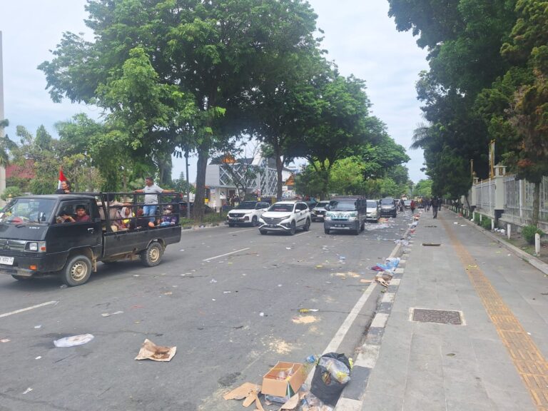 Sampah Hingga Tanaman Rusak, DLHK Pekanbaru Turunkan Pasukan Kuning Usai Massa Aksi Bubarkan Diri