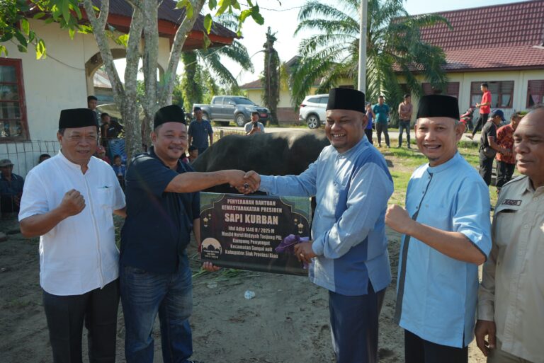 Wabup Syamsurizal Serahkan Sapi Kurban Prabowo ke Sungai Apit