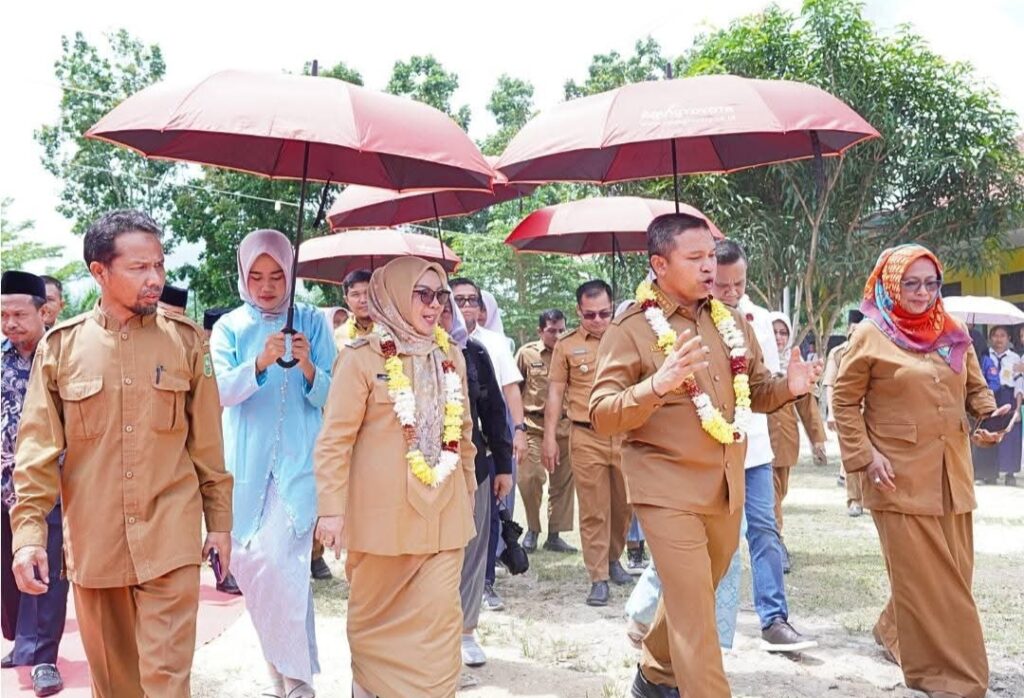 Dampingi Gubri Wahid Resmikan Pustaka SMK 1 Tapung, Wabup Misharti Harap Peningkatan Literasi