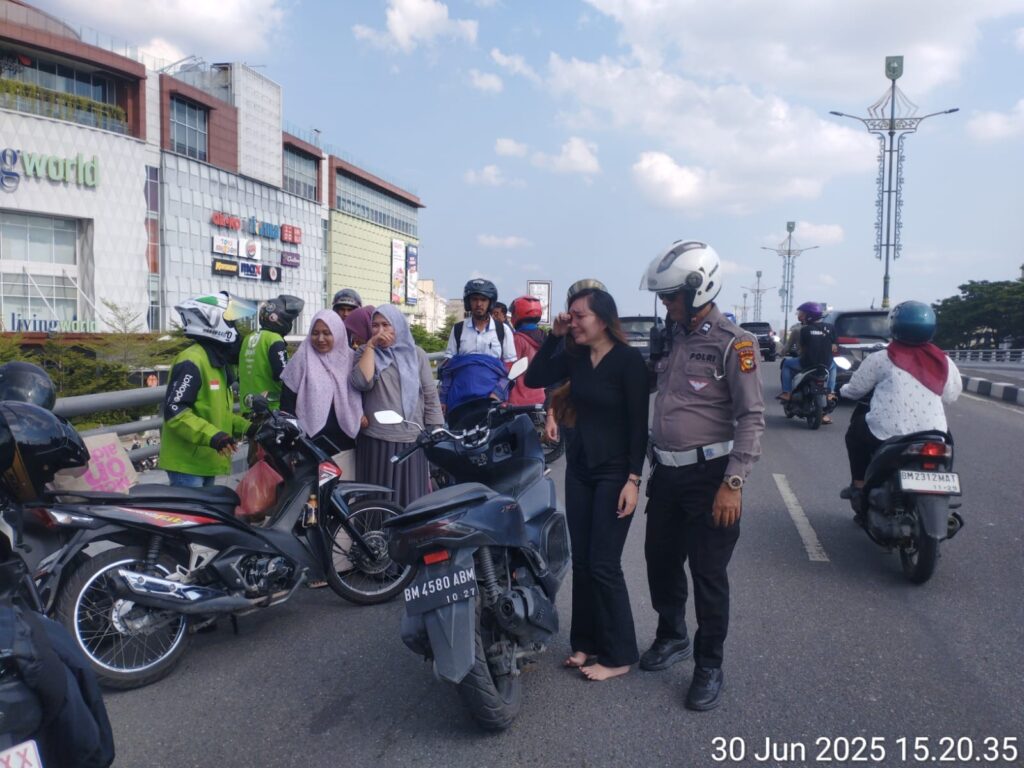 Polisi Gagalkan Perempuan Bunuh Diri di Flyover SKa