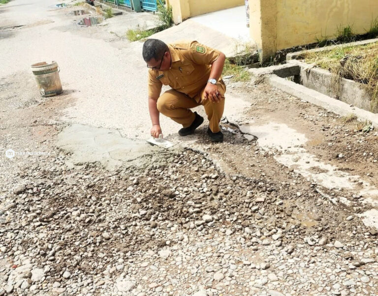 Tak Diperhatikan Pemko Pekanbaru, Ketua RT Perbaiki Jalan Mandala dengan Uang Pribadi